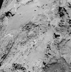 Superficie del cometa 67P/Churyumov-Gerasimenko tomada por la nave 'Rosetta', desde una distancia de 8,9 kilómetros, el pasado 14 de febrero durante el sobrevuelo.