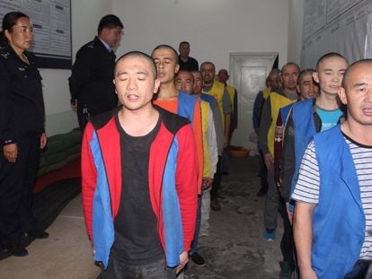Varios uigures custodiados por la policía en el centro de detención del condado de Tekes en la región de Xinjiang, en una fotografía sin datar.