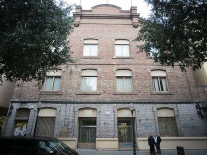 Façana de l'edifici que va adquirir l'Ajuntament de Barcelona.