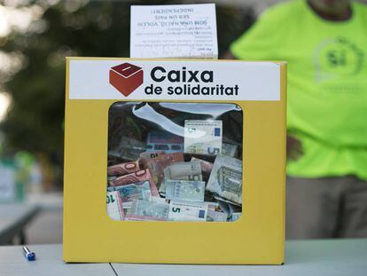 Recogida de dinero para costear las multas del &#039;expresident&#039; Artur Mas y el resto de condenados por el 9-N, ayer en Barcelona.