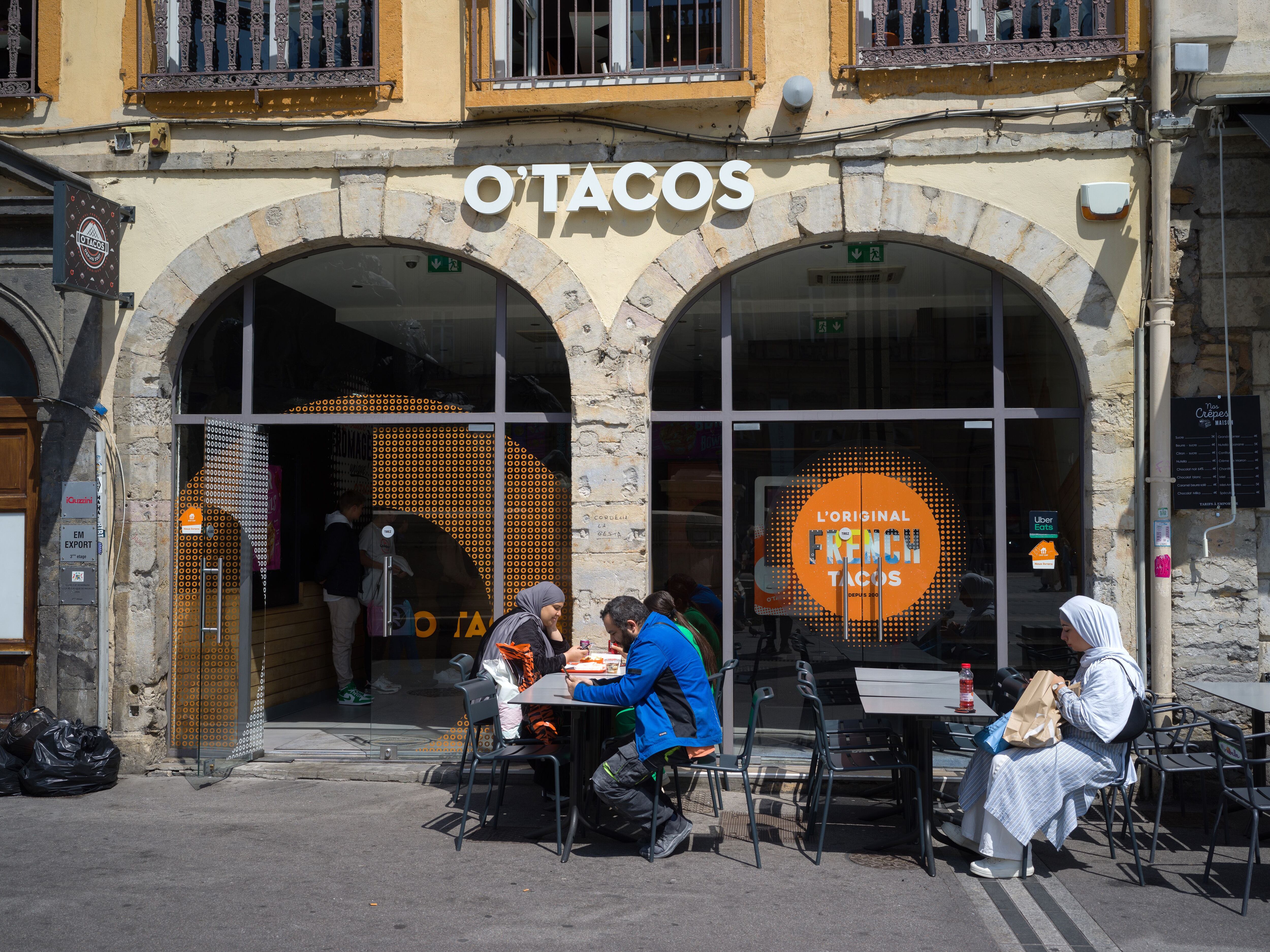 Restaurante de la cadena O'Tacos, en la Place des Terreaux, en el centro de Lyon, Francia.