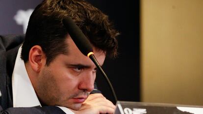 Ian Niepómniashi tras la derrota en el Mundial de Ajedrez ante Liren Ding, en Astaná este domingo.