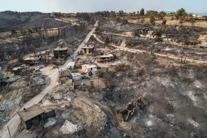 Una vista aérea del pueblo de Kalemli, destruido por las llamas, cerca de Manavgat, Antalya, Turquía.