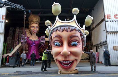 Dos trabajadores sujetan a cabeza de una figura gigante durante los preparativos para el desfile del carnaval en Niza (Francia).