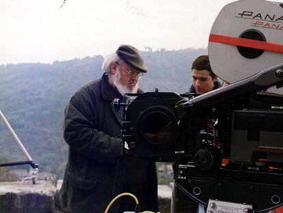 José Luis Cuerda (izquierda), durante el rodaje del cortometraje 'Primer amor'.
