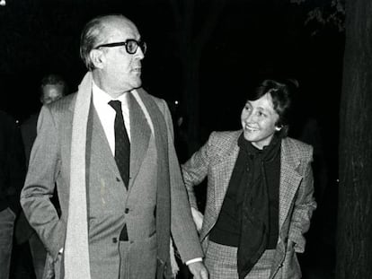 Leopoldo Calvo Sotelo, con su esposa María del Pilar Ibáñez-Martín y Mellado en la pegada de carteles de UCD en el inicio de la campaña electoral de 1982, en Madrid.