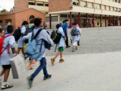 Un grupo de alumnos entra en un colegio.