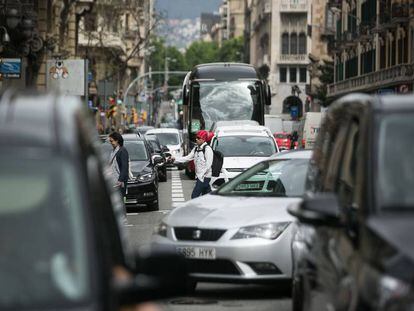 Vianants i vehicles circulen per la Via Laietana de Barcelona