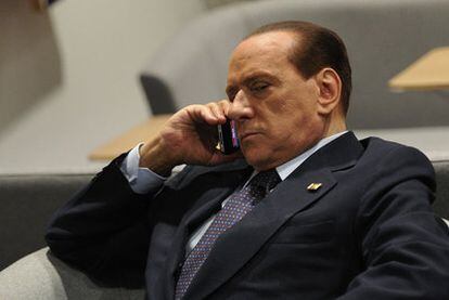 Silvio Berlusconi habla por teléfono antes del Consejo Europeo, en la sede de la UE en Bruselas.