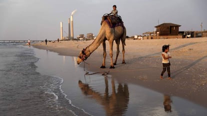 Playa israelí de Zikim, donde se extiende la contaminación desde la cercana franja de Gaza.