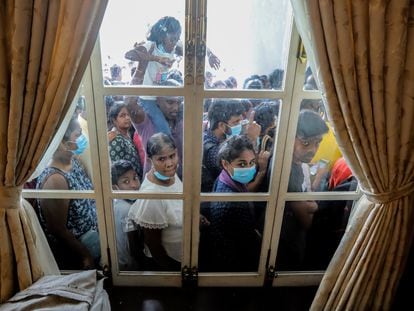 Algunos ciudadanos miran el interior del palacio presidencial de Sri Lanka dos días después de ser asaltado.