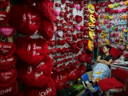 La trabajadora de una tienda dormita en Yiwu, China, en septiembre de 2015.