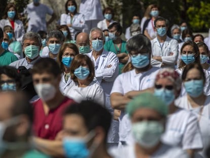 Minuto de silencio en el  hospital La Paz de Madrid en recuerdo de su jefe de Cirugía, fallecido por la covid-19.