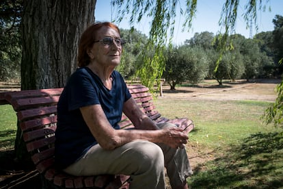 Rosa Regàs bajo el sauce llorón que le regaló Jaime Salinas.