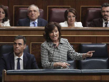 La vicepresidenta del Gobierno, Carmen Calvo, durante una sesión de control al Gobierno. 