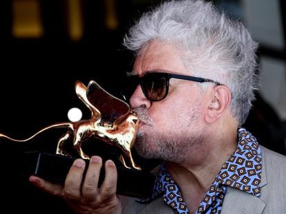 El director de cine, Pedro Almodóvar, besa el León de Oro que le ha concedido el jurado de la 76 edición Festival de Venecia.