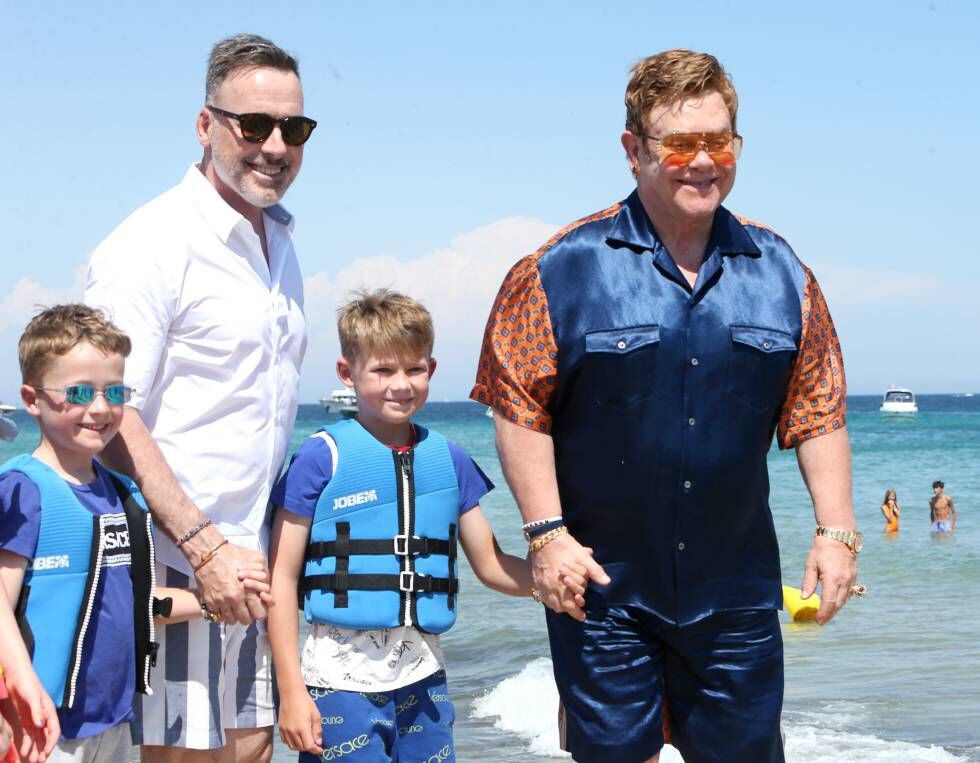 Elton John con su marido David Furnish y sus dos hijos Zachary y Elijah, el pasado verano.