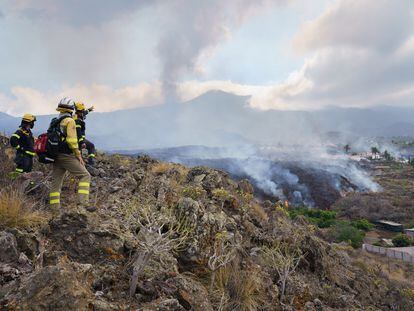 GRAFCAN3526. TODOQUE (LA PALMA) (ESPAÑA), 21/09/2021.- Una colada de lava provocada por la erupción que comenzó el 19 de septiembre en La Palma se desplaza por el bario de Todoque, en el municipio de Los Llanos de Ariadne, donde sus vecinos están siendo desalojados. EFE/Ramón de la Rocha