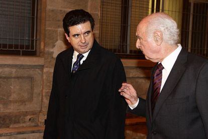 El ex presidente balear junto a su abogado tras acabar de declarar ante el juez en febrero de 2010.