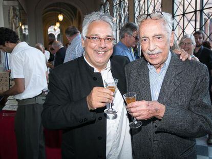 Agust&iacute;n P&aacute;niker (izquierda) y su padre Salvador, ayer en la fiesta de Kair&oacute;s.