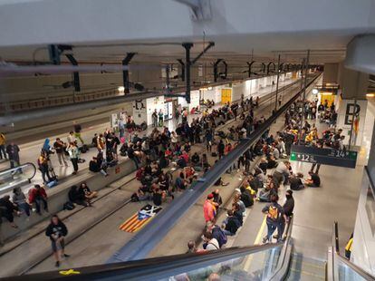 La acción de los independentistas, que ha cortado la circulación del AVE en Girona, ha afectado a ocho trenes de alta velocidad: seis han sido anulados y los pasajeros han viajado en Rodalies y Regionales, y dos, que iban a Lyon y París, se han retrasado. En la imagen, la estación de Girona.
