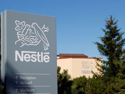 Logotipo de Nestlé en sus instalaciones de Lausanne, Suiza.