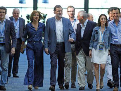 Mariano Rajoy a su llegada hoy a la conferencia pol&iacute;tica del PP acompa&ntilde;ado por dirigentes del partido. 