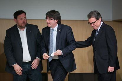 Oriol Junqueras, Carles Puigdemont y Artur Mas, en marzo de 2016 en un acto en Barcelona.