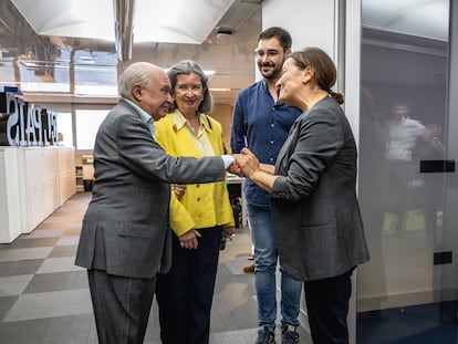 Los lectores Andrés Díaz y Piedad Lantada, que llevan suscritos a EL PAÍS desde que el periódico se publica, visitan la redacción del diario en Madrid. 