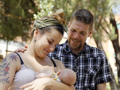 Los padres del recién nacido al que quieren llamar Lobo tras enterarse de que se tiene la intención de admitir el nombre para el bebé.
