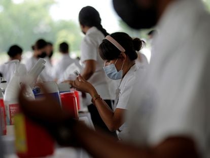 Una trabajadora de salud prepara una dosis de la vacuna AstraZeneca durante una vacunación masiva en Monterrey, el pasado 5 de agosto.