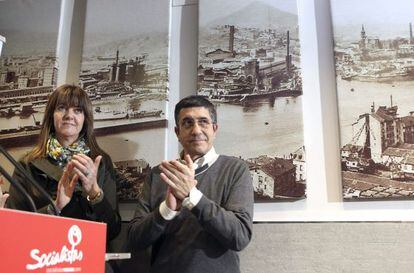 El secretario general de los socialistas vascos, Patxi López, junto a la portavoz de esta formación, Idoai Mendia.