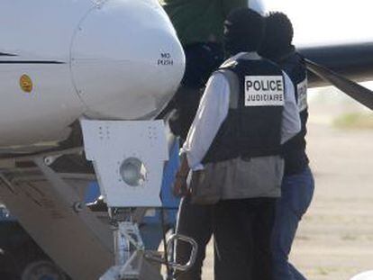 Policías franceses embarcan en un avión a Mikel Karrera, en el aeropuerto de Biarritz (Francia) el 22 de mayo de 2010.