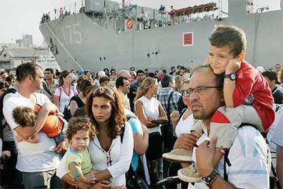 Un grupo de ciudadanos europeos esperan en el puerto de Beirut ser evacuados en un buque militar griego.