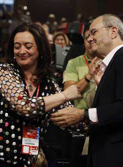Mar Moreno saludaba ayer a Manuel Chaves en el congreso del PSOE.