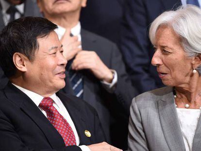 Christine Lagarde con el viceministro chino de Finanzas, Zhu Guagyao