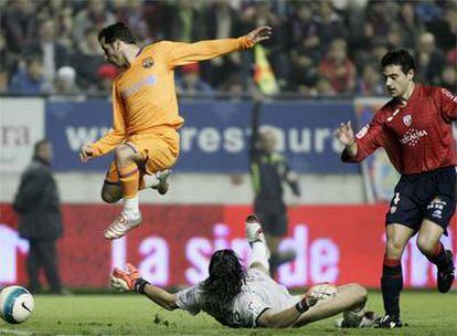 Giuly salta sobre el portero de Osasuna Ricardo López