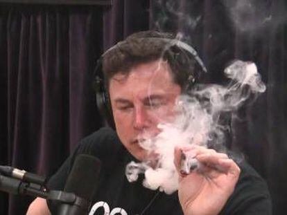Elon Musk, fumando un porro en el programa del c&oacute;mico Joe Rogan.