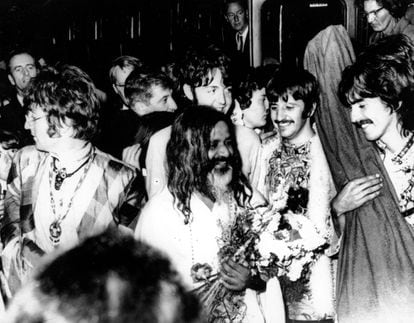 De la mano de George Harrison, los Beatles se interesaron por la filosofía y la mística india. En esta foto, recibiendo en la estación de Bangor, en Gales, al Maharishi Manesh Yogi, el guru indio, con millones de seguidores en todo el mundo, para unas jornadas de meditación. Poco después, lo acompañaban a la India para profundizar en sus enseñanzas.