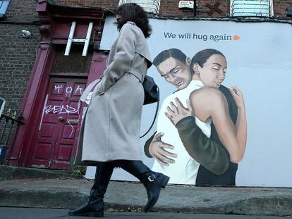 Un poster que dice "nos volveremos a abrazar" en Dublín, Irlanda, el 22 de noviembre de 2020.