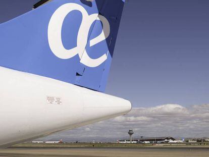 La cola de un avión de Air Europa con la terminal 4 de Barajas de fondo.