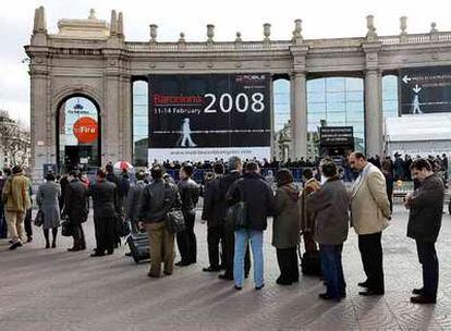 Cola para acceder al Congreso Mundial de Móviles, ayer en Barcelona.