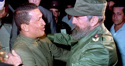 Hugo Ch&aacute;vez y Fidel Castro en el aeropuerto de La Habana, en 1994.