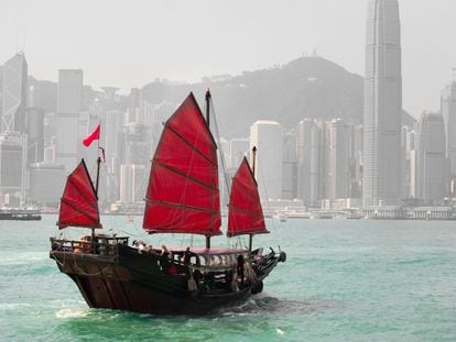 Barco tradicional surca la bahía de Hong Kong.