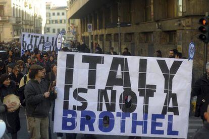 Miles de italianos han salido a la calle para manifestarse contra el primer minitro italiano, Silvio Berlusconi, bajo el lema: "Italia no es un burdel".