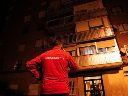 Un trabajador del 112 frente a la vivienda donde una mujer ha envenenado mortalmente a su marido y posteriormente se ha suicidado, a 2 de enero de 2023, en Fuenlabrada, Madrid (España).