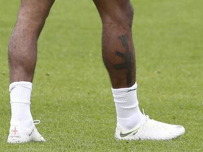 Raheem Sterling luce su tatuaje en un entrenamiento el pasado lunes.