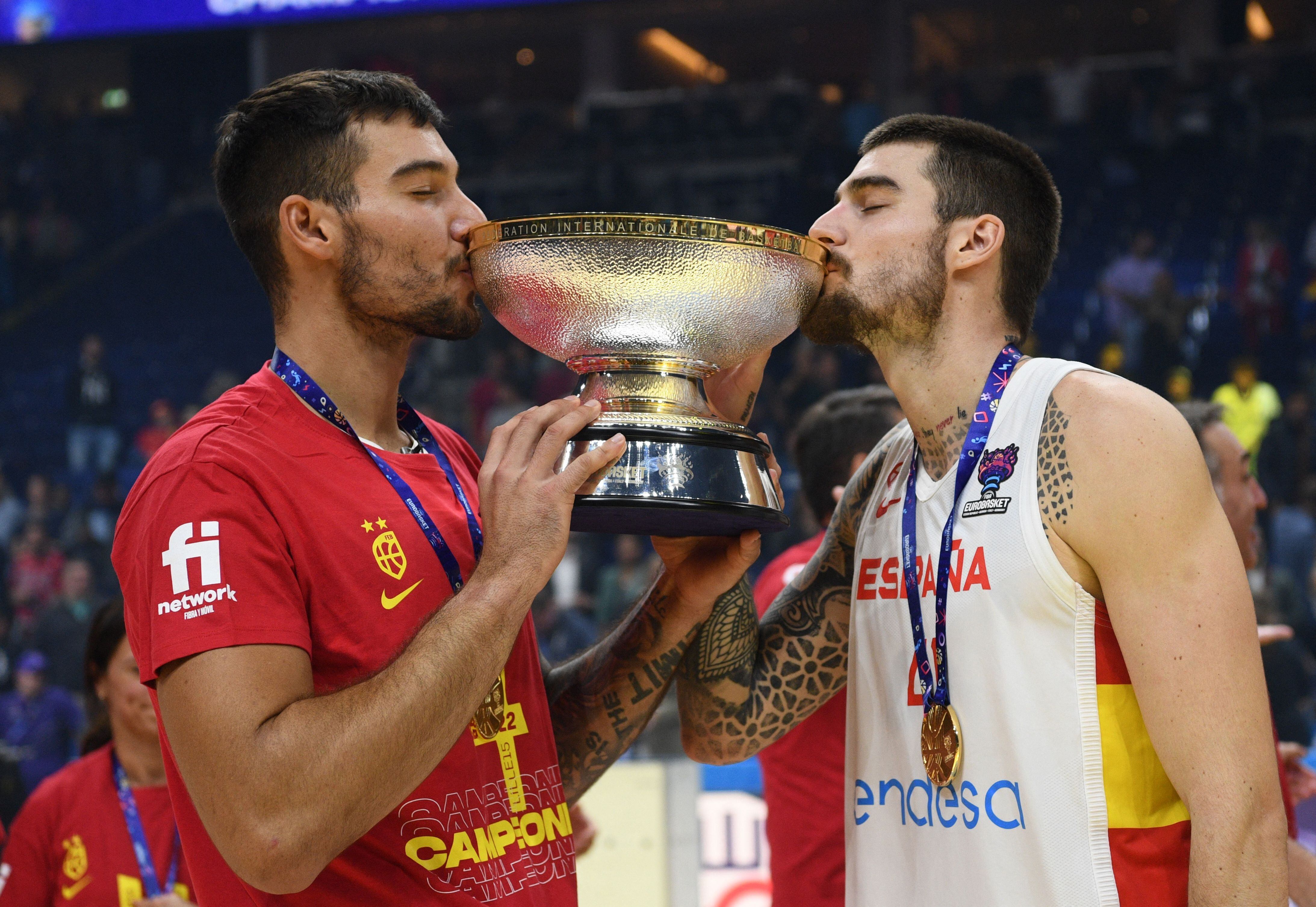 Willy y Juancho Hernangómez, con el trofeo del Eurobasket de 2022.
