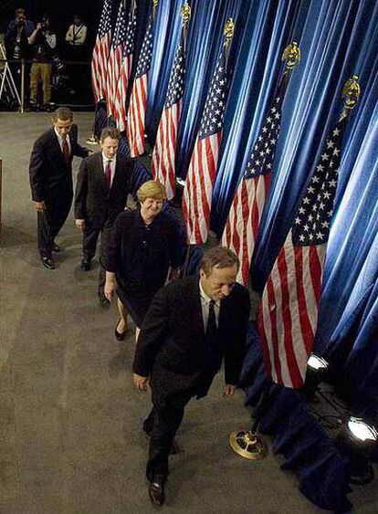 Obama sigue a los miembros de su equipo económico Lawrence Summers (al frente), Christina Romer y Timothy Geithner, después de anunciar sus nombramientos ante la prensa en Chicago.