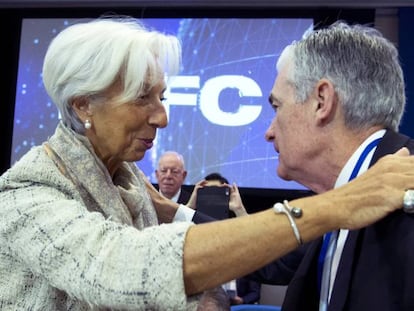 Christine Lagarde, presidenta del BCE, saluda a Jerome Powell en la cumbre anual del FMI de 2019. 